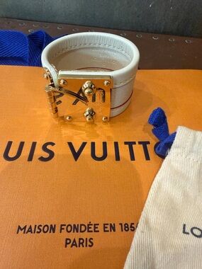Louis Vuitton Chèvre Beige
Leather Suhali S-Lock Bracelet